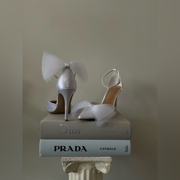 MESH BOW HEELS. NEVER WORN. - Picture 2 of 7